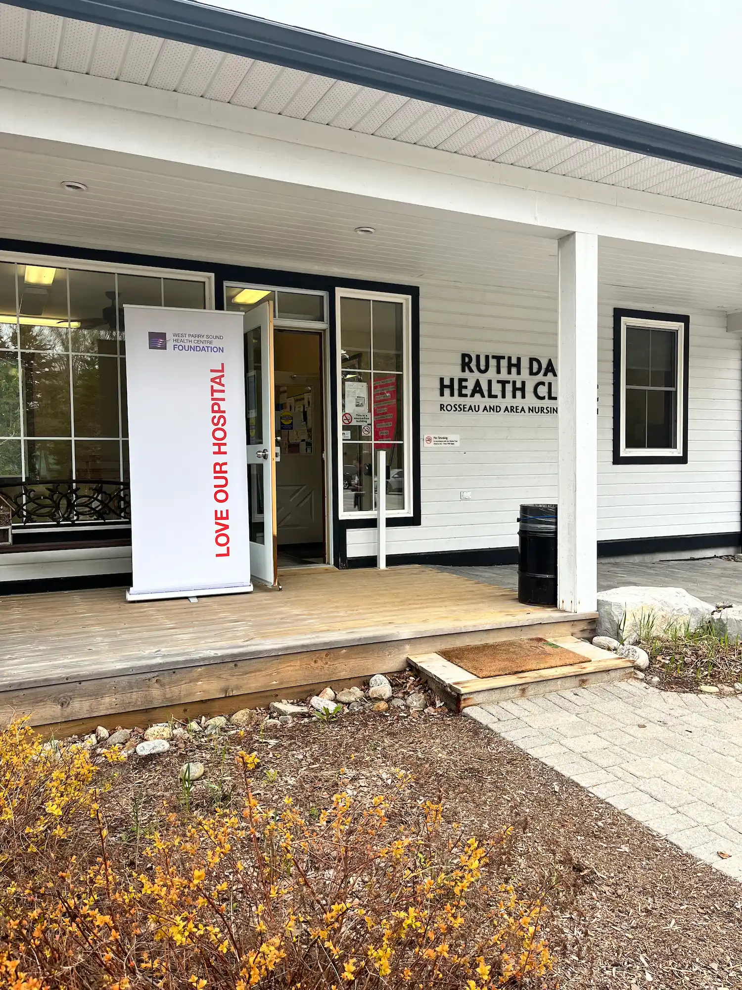 The outside front view of the Lake Rosseau Area Nurse Practitioner LED Clinic.